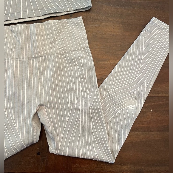 Fabletics workout set - Picture 2 of 3